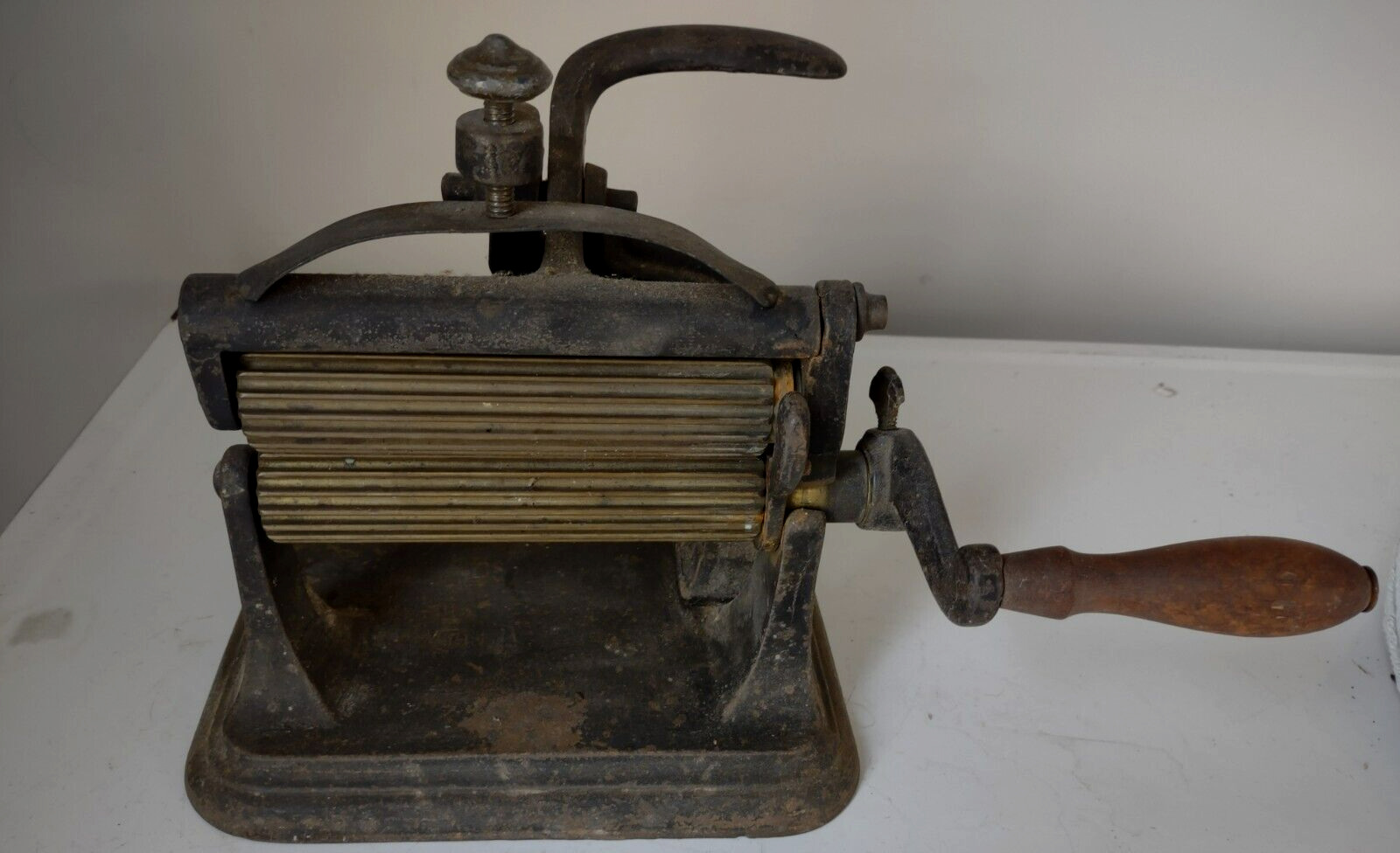 Antique Cast Iron Pleating Iron / Ruffler / Fluting Iron / Hand Crank Machine